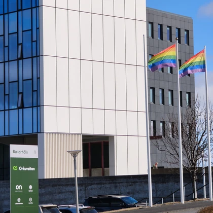 Bæjarháls 1 Regnbogafánar