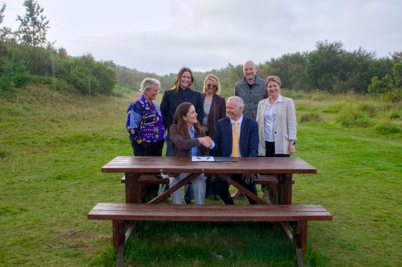 Rósa Viggósdóttir verkefnastjóri Jafnvægisvogarinnar, Erna Sigurðardóttir mannauðsleiðtogi Orkuveitunnar, María Skúladóttir markaðsstjóri Deloitte, Darri Johansen ráðgjafi og stefnumótun Pipar/TBWA, Ellen Ýr Aðalsteinsdóttir framkvæmdastýra Mannauðs og tækni hjá Orkuveitunni. Neðri röð: Sævar Freyr Þráinsson forstjóri Orkuveitunnar og Erla Ósk Ásgeirsdóttir formaður Jafnvægisvogarráðs.